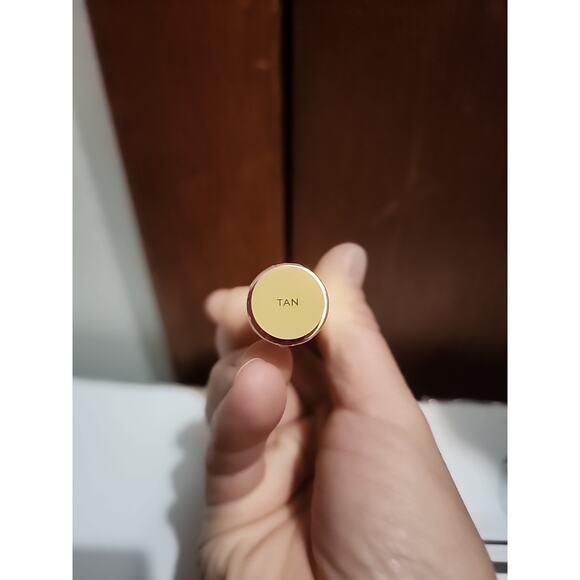 Makeup Revolution Eye Bright Illuminating Under Eye Concealer W/Vitamin C- Tan - Picture 2 of 2